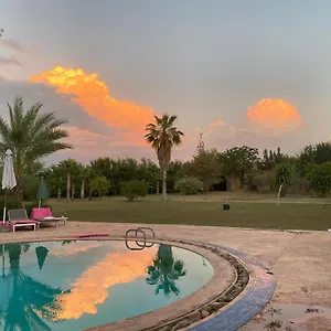 فندق مبيت وإفطار La Vie En Rose - Horses & Dogs House, آيت حميد